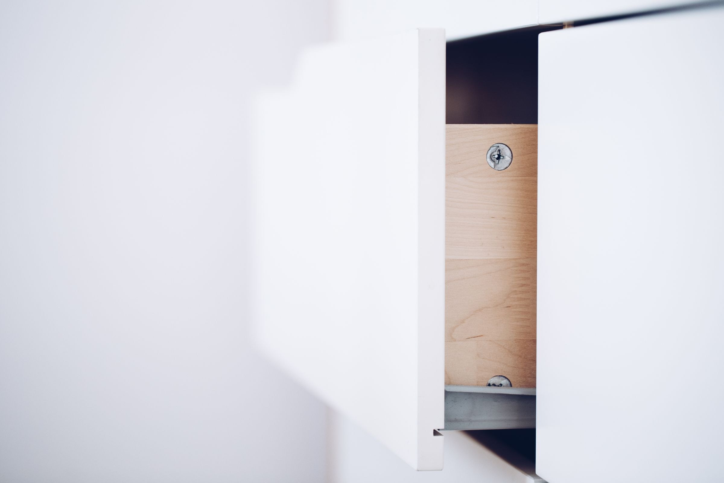 تعویض ریل کشو و لولا کابینت: قطعه‌ی جایگزین را با اندازه سفارش بدهید، نه با نمونه